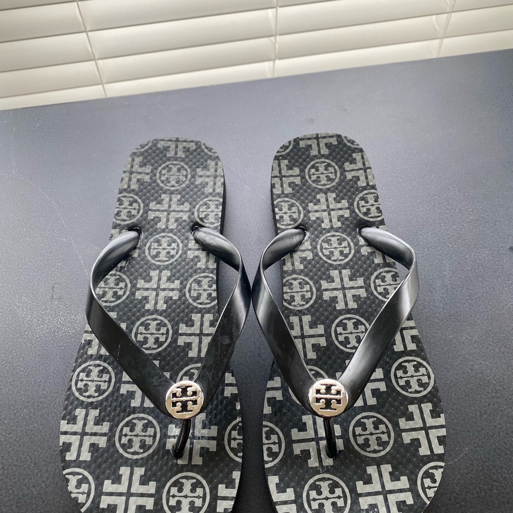 Tory Burch Monogram Rubber black flip flop Size 8